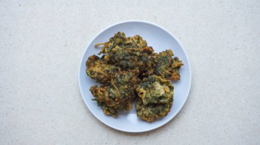 bir tabak kızarmış tavuk kanatları