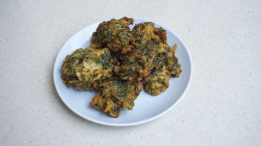 Beyaz tabakta taze kızarmış tavuk nuggetları