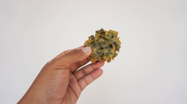 Siyah susam tohumlu bir el..