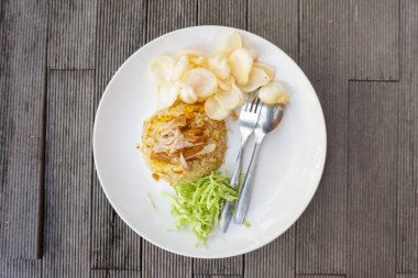 tavuk ve sebze ile pirinç.