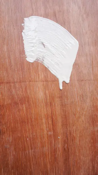 Tahtadaki beyaz boya.