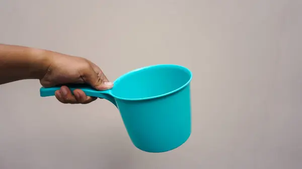 saplı mavi plastik bardak