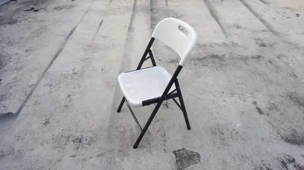 Siyah arka planı olan boş siyah sandalye