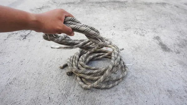 Denizin arka planında bir ip. Kapat..