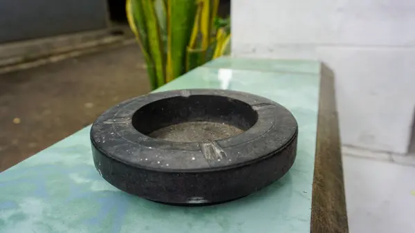 Masadaki paslı metal boru.