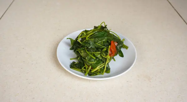 Tabakta taze ve baharatlı yeşil salata..