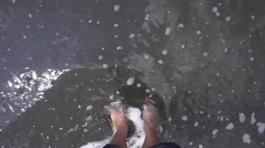 Denizde bir adamın ayakları.