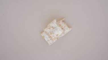 beyaz tabakta bir parça peynir.