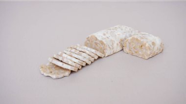 Açık gri arka planda beyaz peynirli yuvarlak kurabiye yığını.