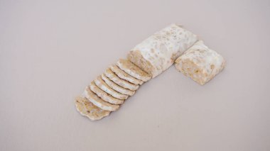 Kahvaltıda ekmek ve ekmek.