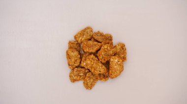 Bir yığın yulaflı kurabiye.