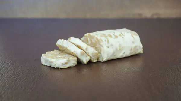 Bir yığın beyaz ve kahverengi tofu.