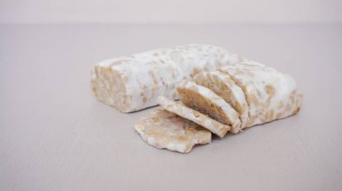 Beyaz arkaplanda beyaz ve siyah peynir