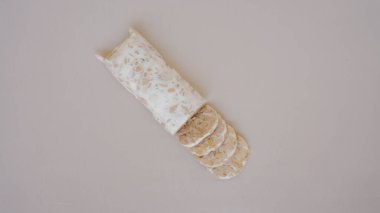 Beyaz arka planda taze ekmek