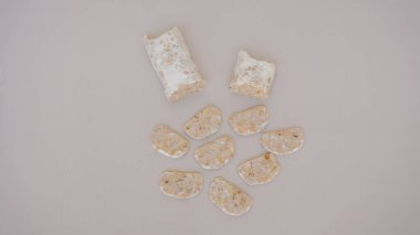 Beyaz arkaplanda beyaz çerezler