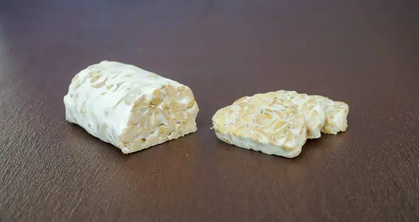 Beyaz arka planda tatlı çikolata