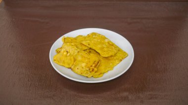 Tabağında susam tohumu olan çıtır kraker manzarası.