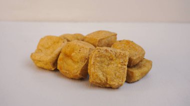 Beyaz arka planda kızarmış tofu.