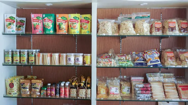 bir süpermarkette farklı gıda ve ürünler