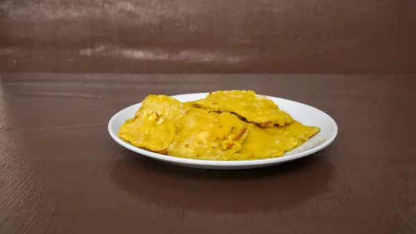 Tabakta kızarmış soya peyniri.