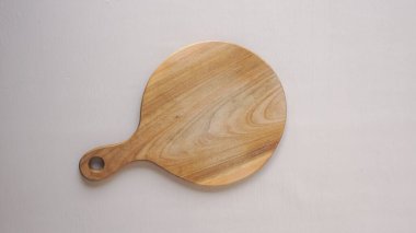 Beyaz arkaplanda kesme tahtası