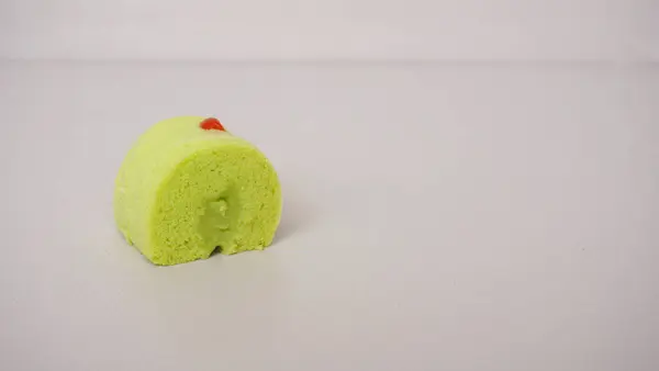 Metnin için kopyalama alanı olan beyaz arkaplanda yeşil bir pasta