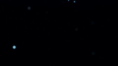 Işığın altıgenleri yukarıdan zarifçe iner, büyüleyici ve ruhani bir ışıltıyla kara arka planın karanlığını aydınlatır..