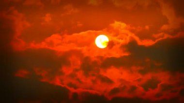 Büyüleyici zaman atlaması güneşin bulutların arkasından inişini yakalıyor, turuncu tonlarda gökyüzünü boyuyor, çarpıcı bir görsel manzara yaratıyor..