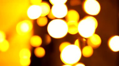 Büyüleyici bir 3 boyutlu animasyon. Sarı ışık kabarcıkları ve parlak çizgiler var. Büyüleyici bir siyah arka planda geçiyor..