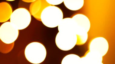 Büyüleyici bir 3 boyutlu animasyon. Sarı ışık kabarcıkları ve parlak çizgiler var. Büyüleyici bir siyah arka planda geçiyor..