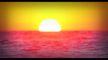 Bu nefes kesici anda, güneş nazikçe yükselir veya ufkun arkasında batar, gökyüzünü turuncu, pembe ve mor renkli renklerle boyar. Doğanın dingin güzelliği tek bir karede yansıyor..