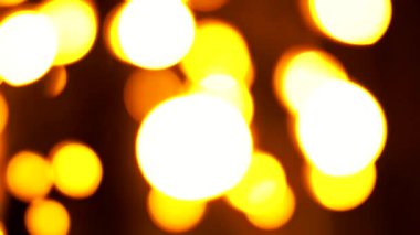 Büyüleyici bir 3 boyutlu animasyon. Sarı ışık kabarcıkları ve parlak çizgiler var. Büyüleyici bir siyah arka planda geçiyor..