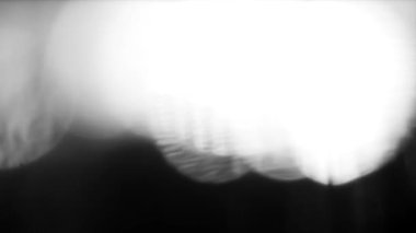 Büyüleyici bir 3 boyutlu animasyon. Beyaz ışık kabarcıkları ve parlak çizgiler var. Büyüleyici bir siyah arka planda geçiyor..