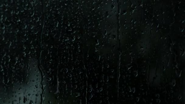Блискучі Дощі Склі Тлі Темного Приглушеного Фону Додають Відчуття Таємничості — стокове відео