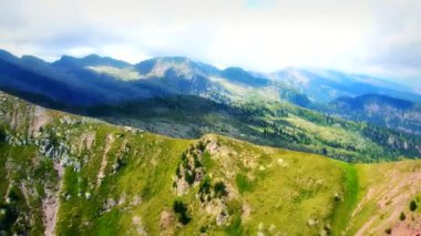 Soluk kesen yeşil dağ aralıklarını dronun perspektifinden yakalayarak doğanın güzelliğini ve sonsuzluğunu gözler önüne seriyor. Büyüleyici bir manzara.