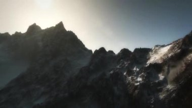 Kuş bakışı bakış açısıyla uçsuz bucaksız, vahşi ve engebeli dağ sıralarının ilham verici güzelliğine tanık olun. Karla kaplı zirveler bu dron görünümünde büyüleyici bir manzara yaratır..