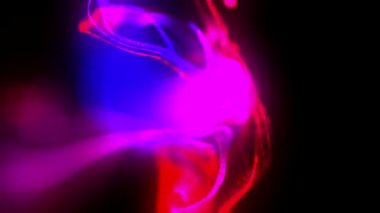 Büyüleyici bir 3 boyutlu animasyon. Pembe ışık kabarcıkları ve parlak çizgiler var. Büyüleyici bir siyah arka planda geçiyor..