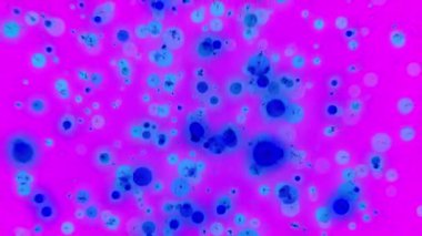 Yavaşça düşen mavi daireler, toz, pembe bir arka plan üzerinde parlak havai fişek efekti, soyutlama.