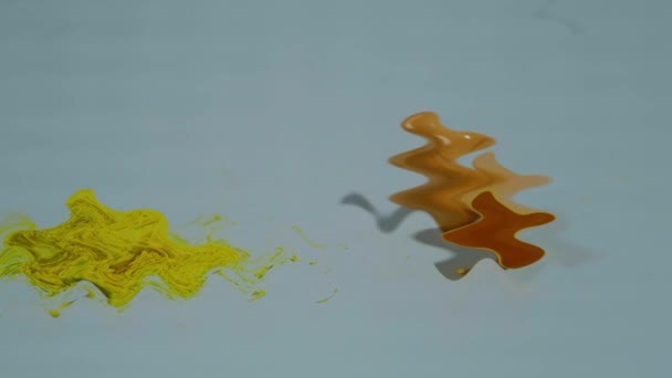 水の重い3Dブラウンと黄色のブロック 灰色の背景 抽象的な右にゆっくりと動く水彩 — ストック動画
