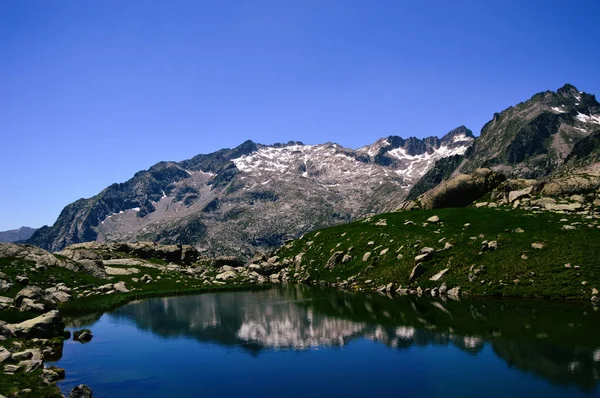 自然のままの高い山の湖は 山脈の雄大な美しさを反映しています — ストック写真