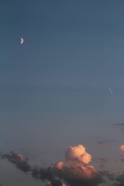 Hilal Ay ve Günbatımı Gökyüzü: Doğanın Çarpıcı ve Barışçıl Görünümü