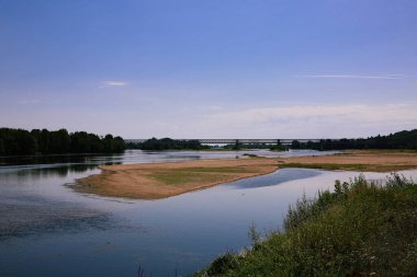 Rhone Nehri 'nde Bir Demiryolu Köprüsü ve Kayakçıları