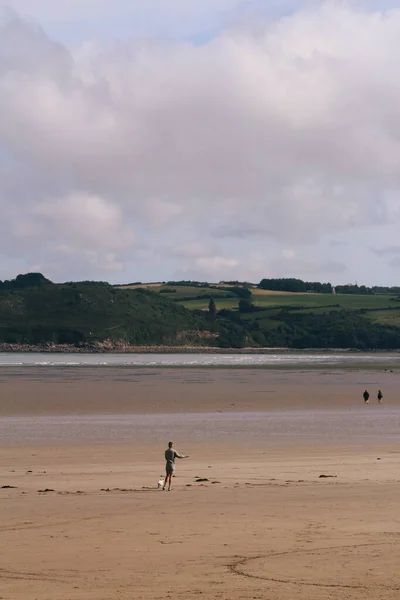전경에서 여자와 타이드에 해변의 — 스톡 사진