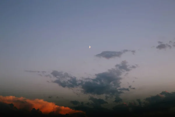 Luna Nuvole Nel Cielo All Ora Del Tramonto Sfondo Naturale — Foto Stock