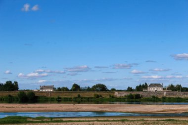 Fransa 'daki Loire Nehri manzarası ve eski binalar.