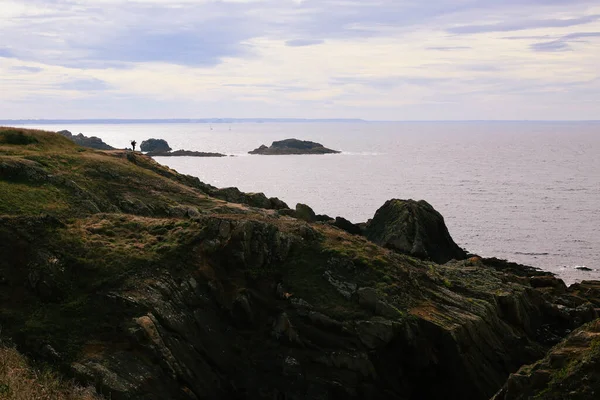 Πεζοπόρος Στο Βάθος Θέα Seascape Θέα Την Ακτή Της Βρετάνης — Φωτογραφία Αρχείου