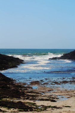Atlantik Okyanusu kıyısında kayaları olan güzel bir deniz manzarası.