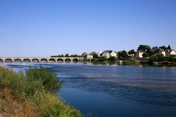法国索木尔市的卢瓦尔河大桥 — 图库照片