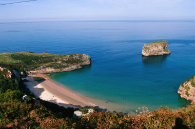 İspanya, Asturias 'ta bir plajın havadan görünüşü.