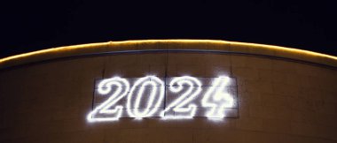 2024 yılının aydınlık neon ışığı bir bina üzerinde 